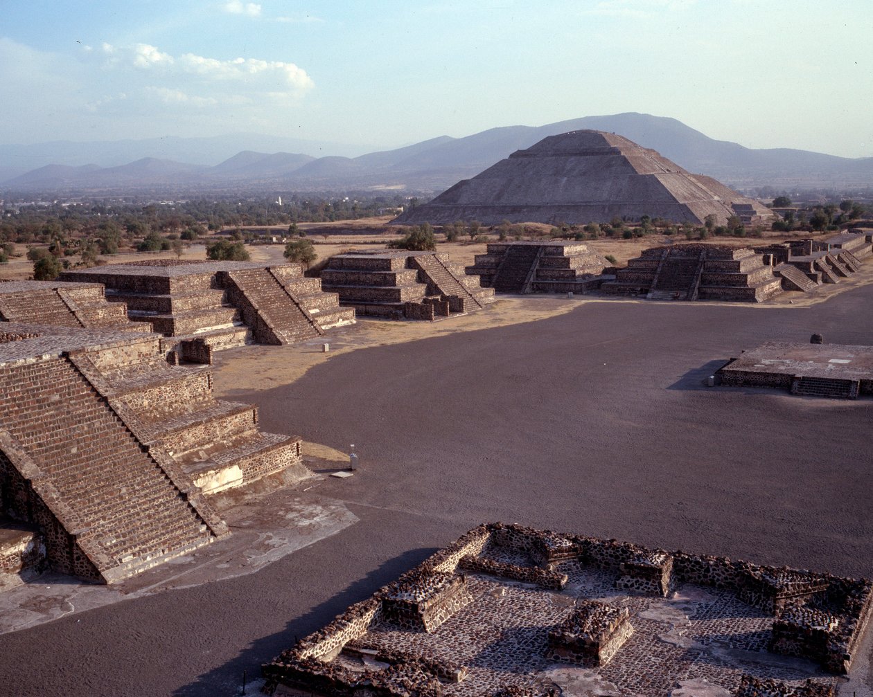 Precolumbiaanse beschaving: uitzicht op de site van Teotihuacan: de tempel van de zon door Pre-Columbian Pre-Columbian