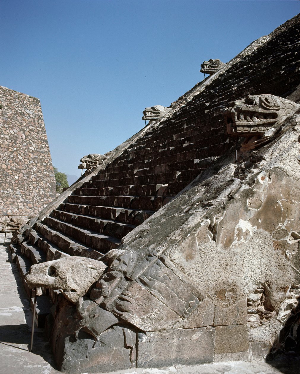 Trappen van de tempel van de Gevederde Slang door Pre Columbian Pre Columbian