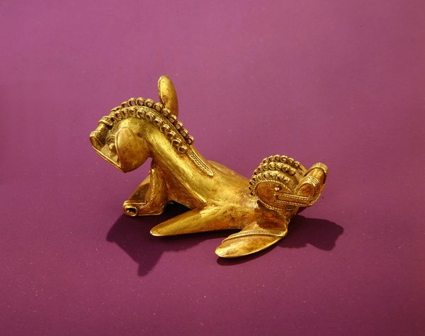 Tairona hanger die een dubbelkoppig dier afbeeldt door Pre Columbian Pre Columbian