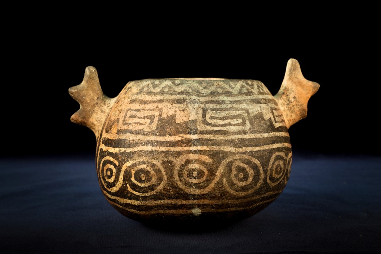 Bolvormige keramiek met zoömorfe decoratie / Precolumbiaanse kunst (terracotta) door Precolombian Precolombian