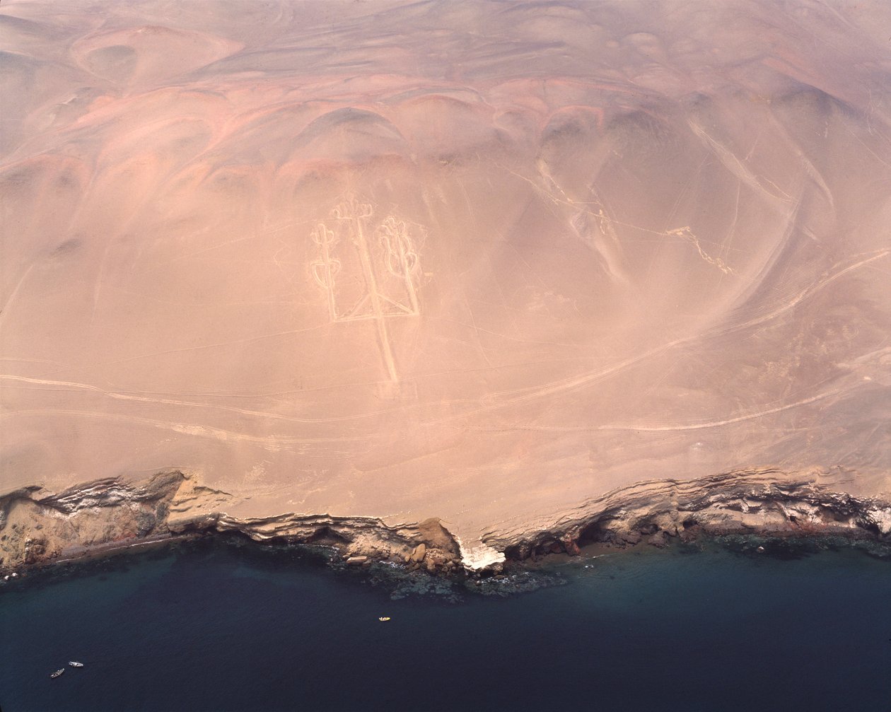 Luchtfoto van de Paracas Kandelaar of de Kandelaar van de Andes, bij Pisco Bay door Prehistoric Prehistoric
