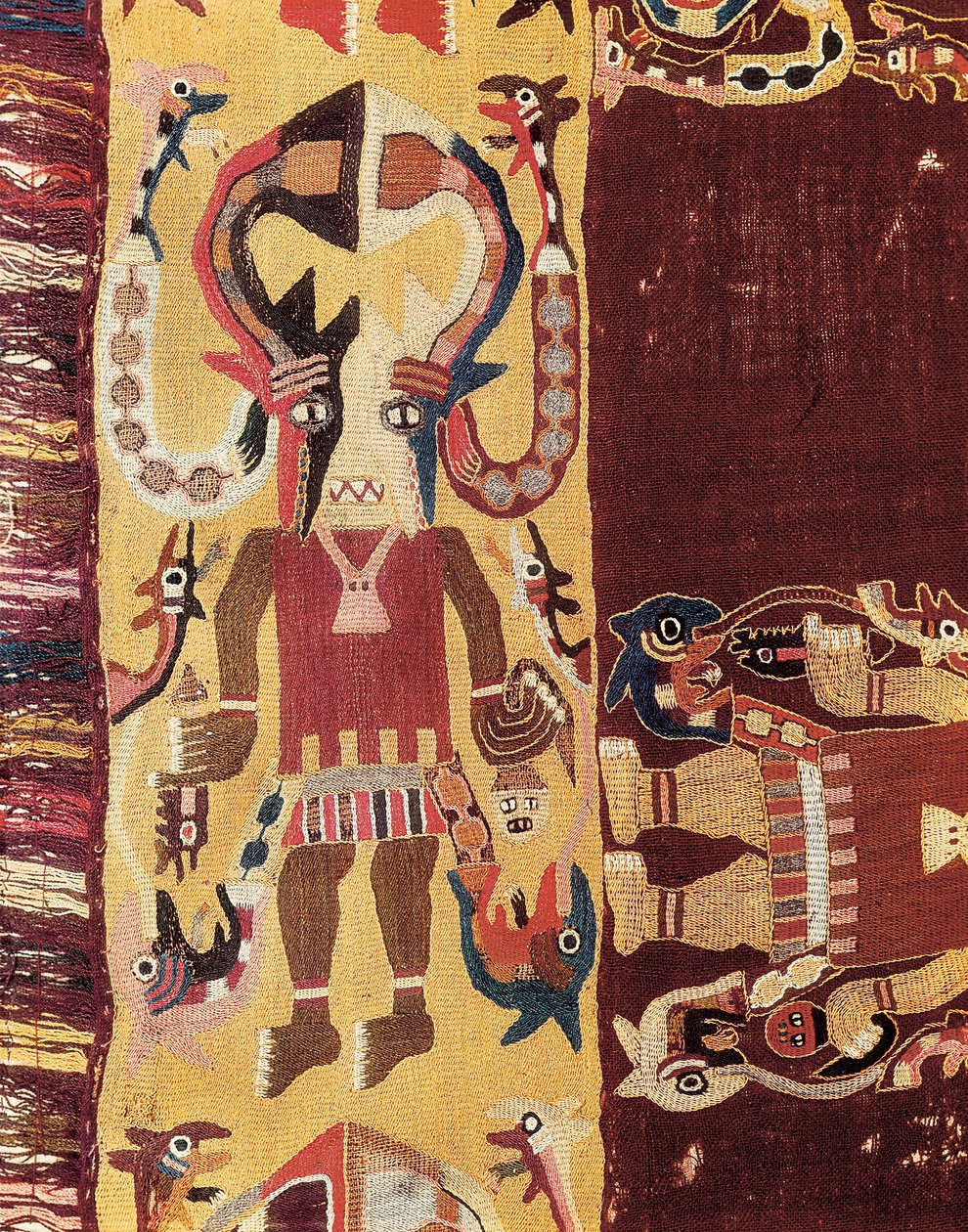 Pre-Columbiaanse beschaving: ceremoniële officiant met een masker. 300-100 v.Chr. Tapijt uit Ica in Peru. Nationaal Archeologisch Museum van Lima, Peru. door Prehistoric Prehistoric