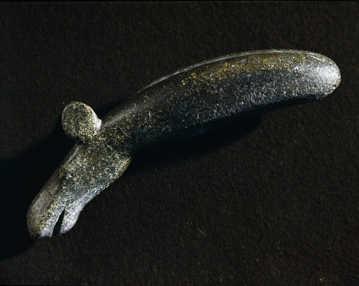 Prehistorie: dioriet werktuig in de vorm van een eland. Steentijd. Zweeds Museum van Nationale Oudheden, Stockholm, Zweden door Prehistoric Prehistoric