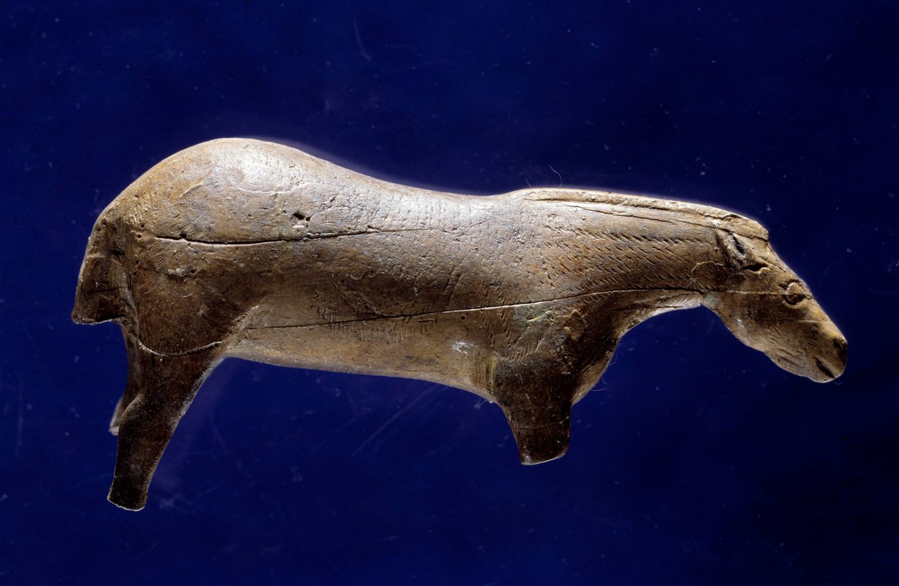 Prehistorische kunst (Midden-Magdalenien): sculptuur van een paard in mammoetivoor door Prehistoric Prehistoric