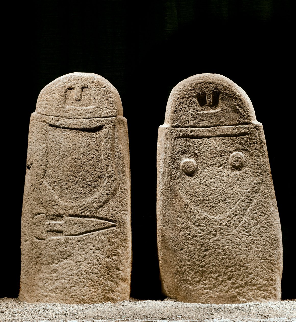 Prehistorische kunst: twee menhirs van man en vrouw uit de IJzertijd van de site van Lunigiana nabij La Spezia, Italië. 1100-800 v.Chr. La Spezia, Museo Comunale della Civilta Lunigiana door Prehistoric Prehistoric