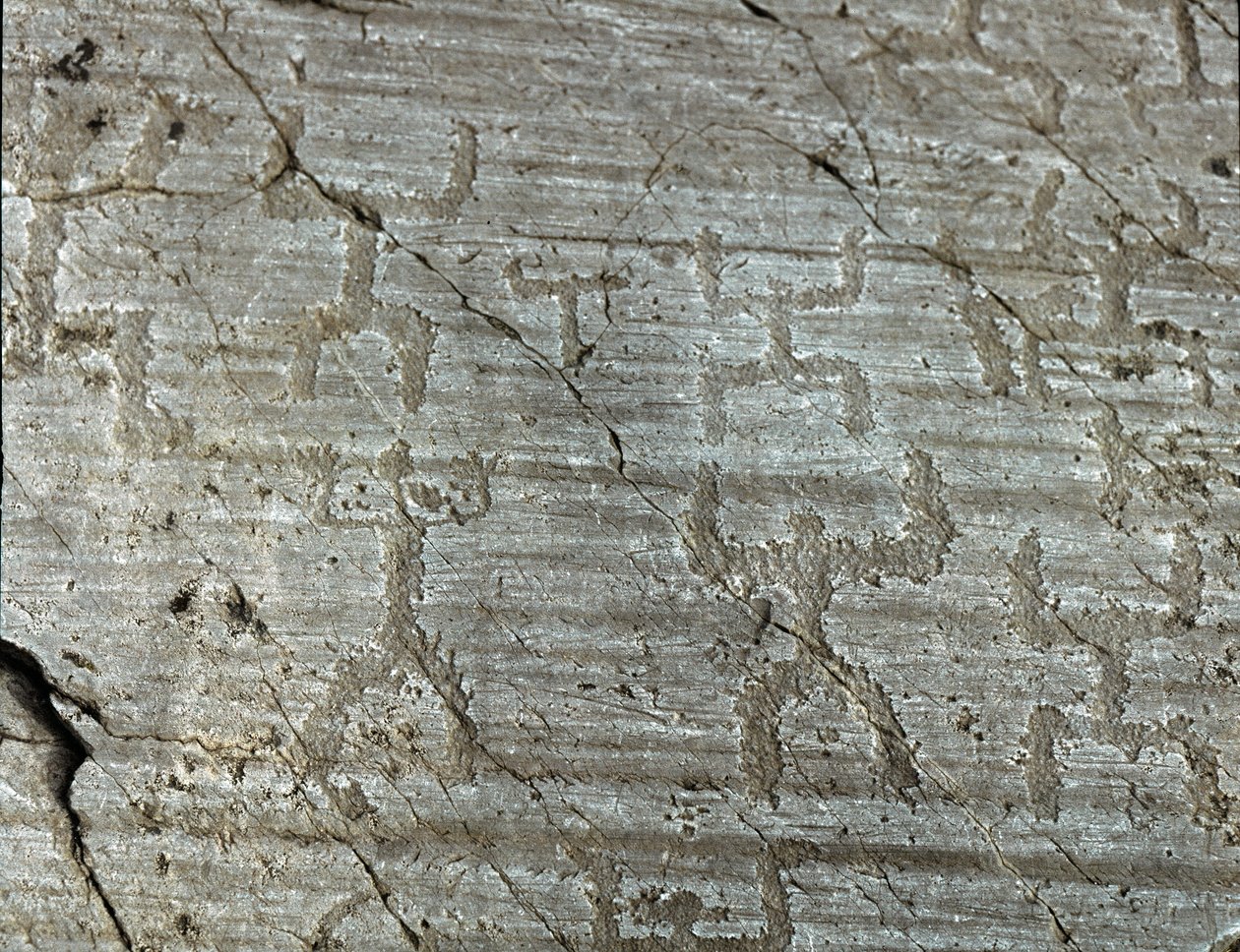Prehistorie, Camunni beschaving, rotstekeningen: een grafrots met gestileerde voorstellingen van figuren bekend als 