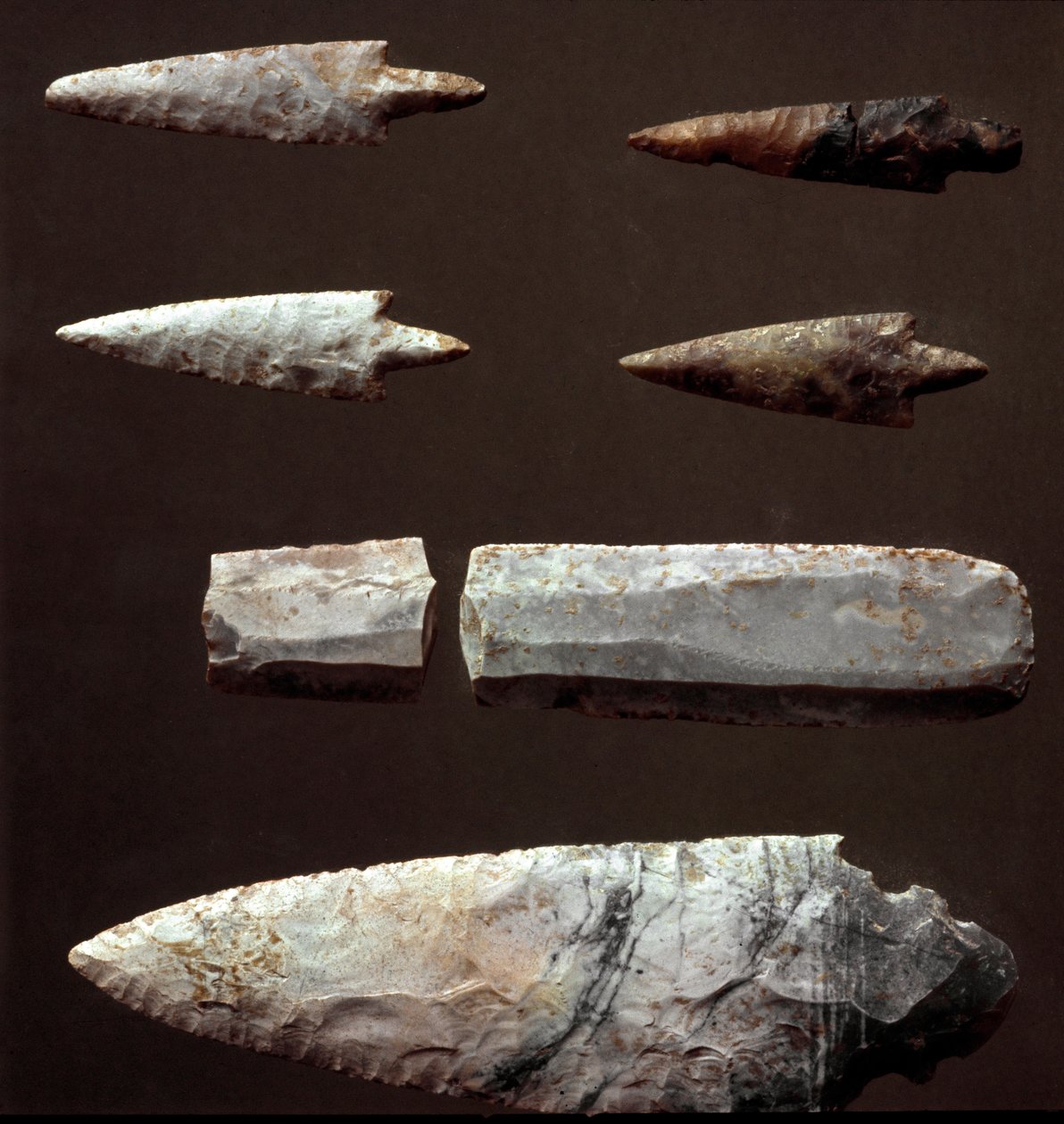 Prehistorie: pijlpunten en vuursteen uit de necropolis van Cantalupo-Mandela (Cantalupo Mandela), Lazio. Kopertijd. Eneolithicum. 2200 v.Chr. Rome, Museo Nazionale Preistorico Etnografico Luigi Pigorini door Prehistoric Prehistoric