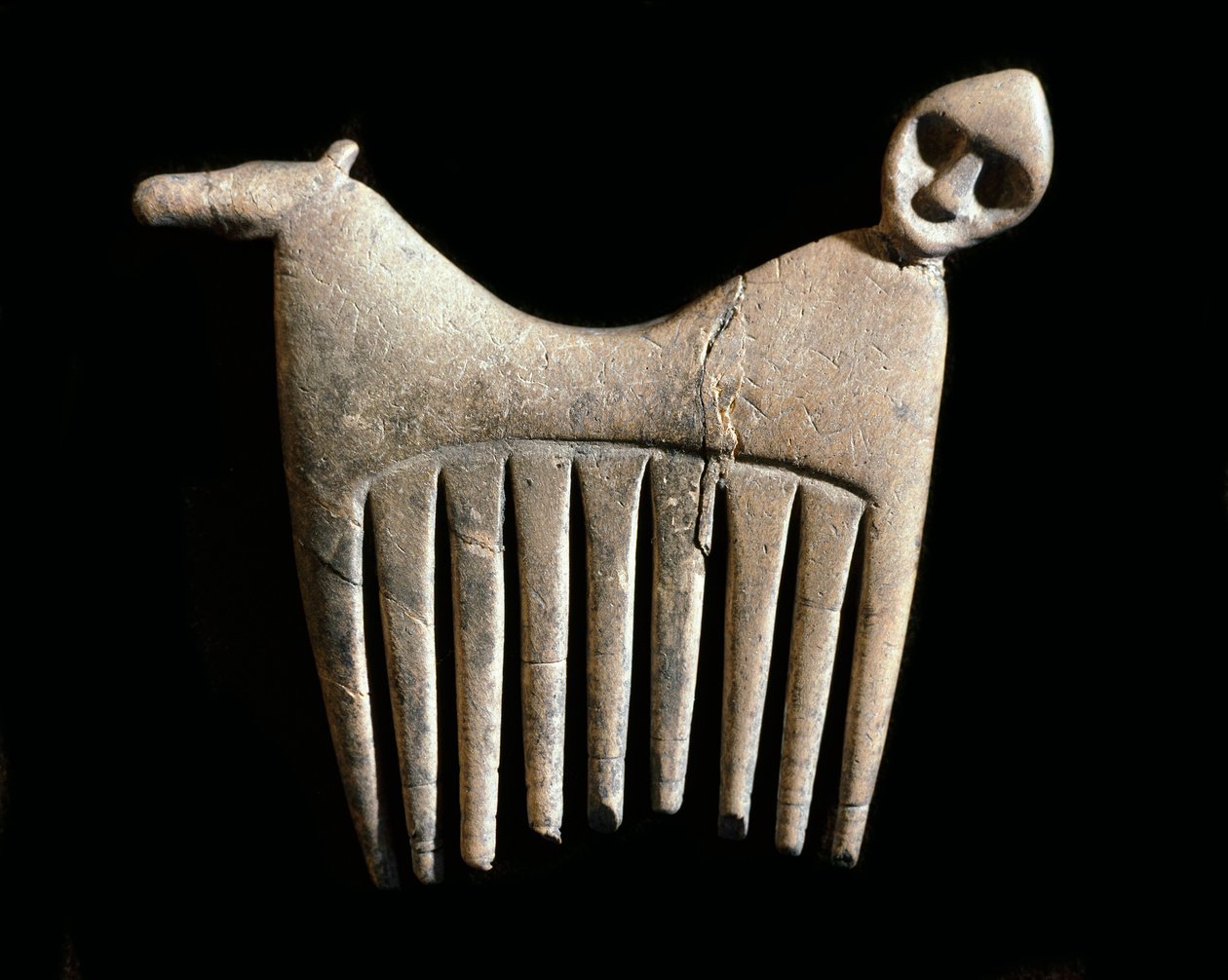 Prehistorie: bottenkam met een hoofd van een man en paard van het eiland Gotland. Stenen Tijdperk door Prehistoric Prehistoric