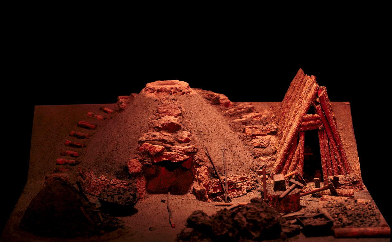 Prehistorie: reconstructie van een ijzertijdsmederij. Saint Germain en Laye, Museum van Antiquiteiten door Prehistoric Prehistoric