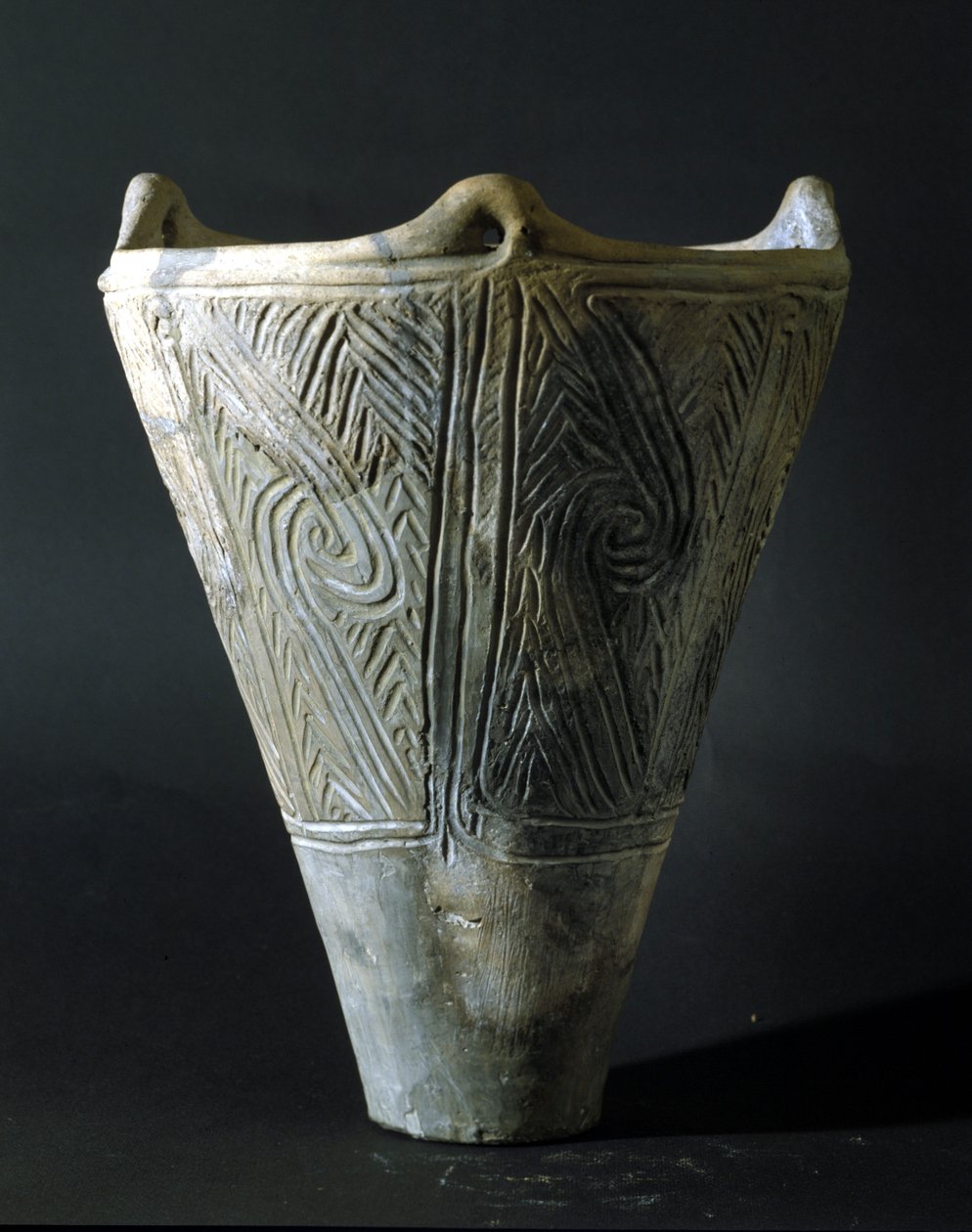 Terracotta vaas uit de Jomon-periode (prehistorie in Japan). Rome, Nationaal Museum voor Oosterse Kunst door Prehistoric Prehistoric