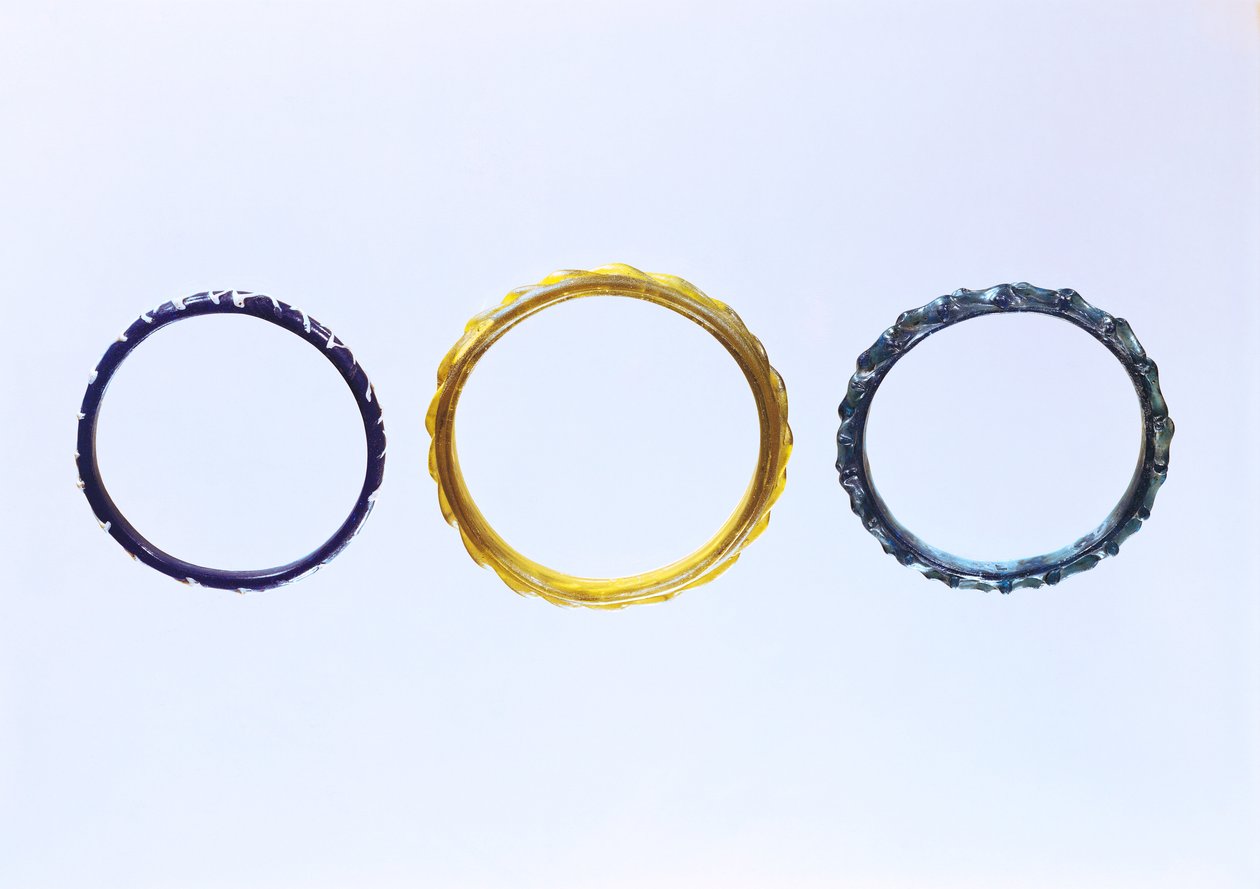Drie armbanden, uit Mathay-Mandeure, 2e-1e eeuw v.Chr. (glas en email) door Protohistoric