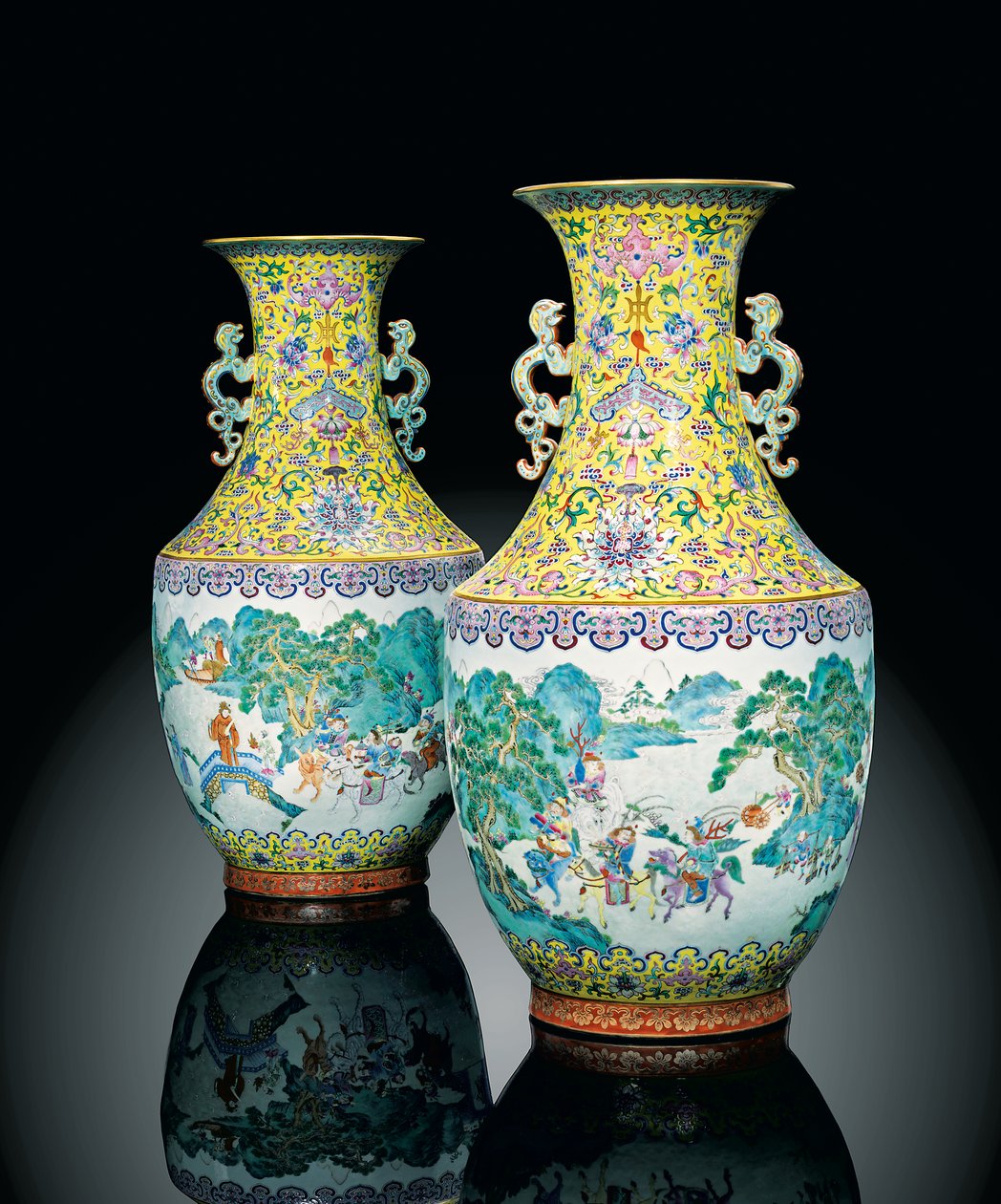Een paar Keizerlijke Famille Rose vazen door Qing Dynasty   Jiaqing Period Chinese School