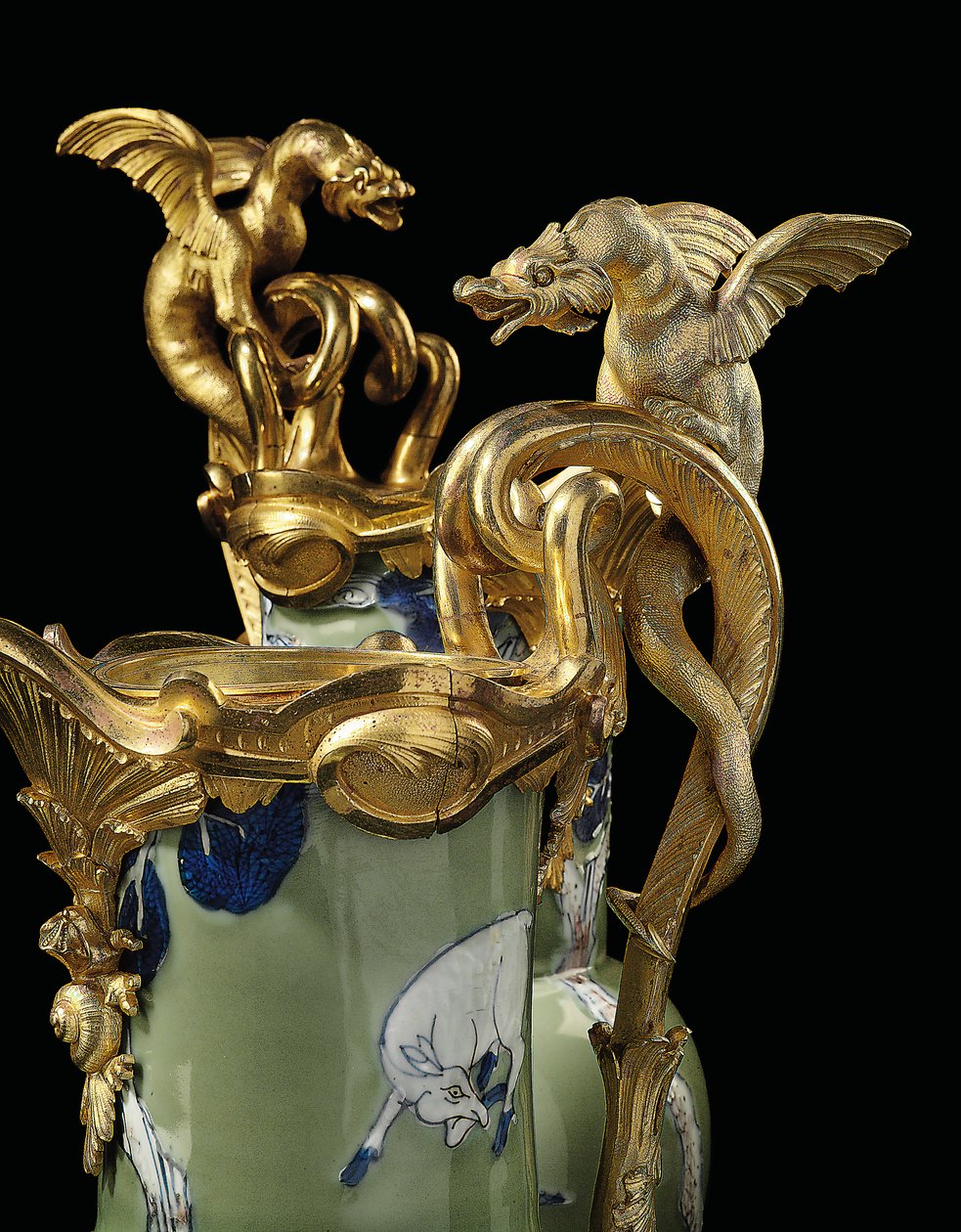 Een paar Louis XV kannen, porselein 1662-1722, monturen c.1745-49 door Qing Dynasty   Kangxi Period Chinese School
