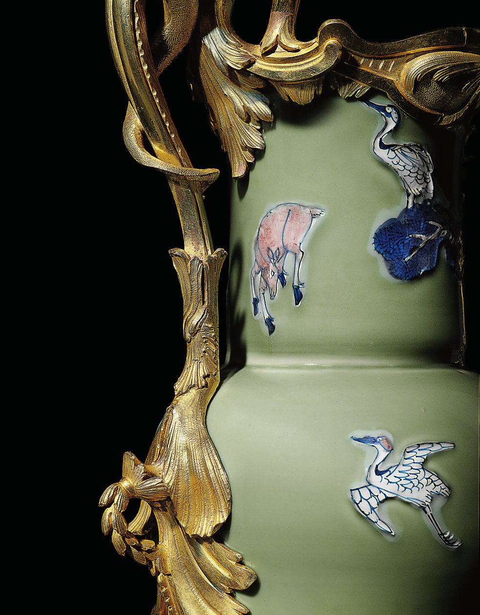 Een van een paar Louis XV kannen, porselein 1662-1722, monturen ca. 1745-49 door Qing Dynasty - Kangxi Period Chinese School