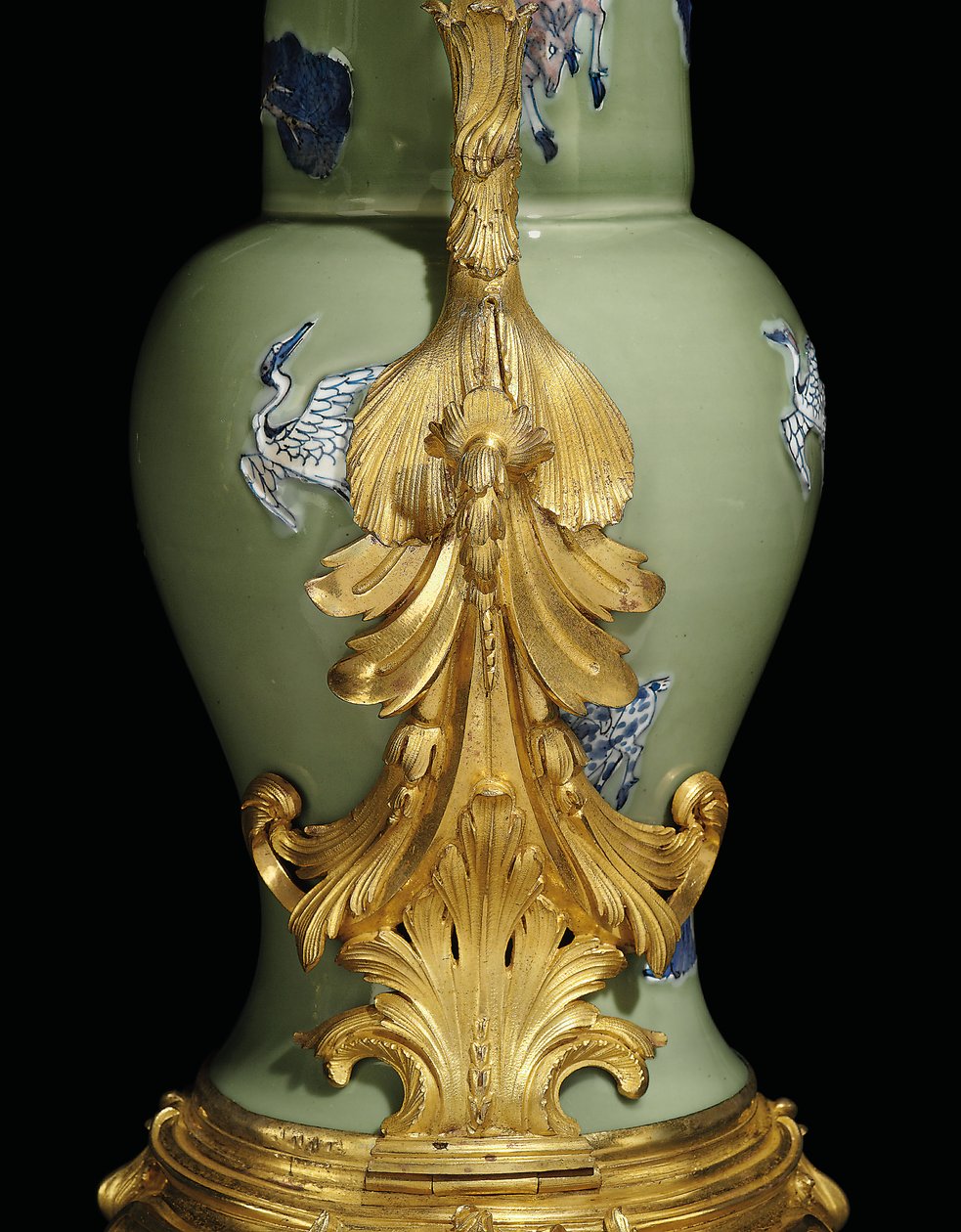 Een van een paar Louis XV kannen, porselein 1662-1722, monturen c.1745-49 door Qing Dynasty   Kangxi Period Chinese School