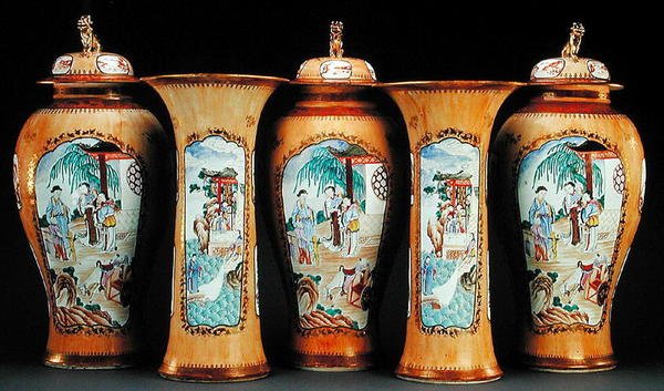 Een cafe au lait grond famille rose vijfdelige garnituur, Qianlong-periode door Qing Dynasty Chinese School