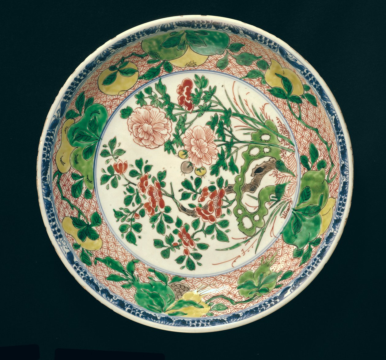 Schaal met famille verte decoratie, Kangxi-periode, 1662-1722 (keramiek) door Qing Dynasty Chinese School