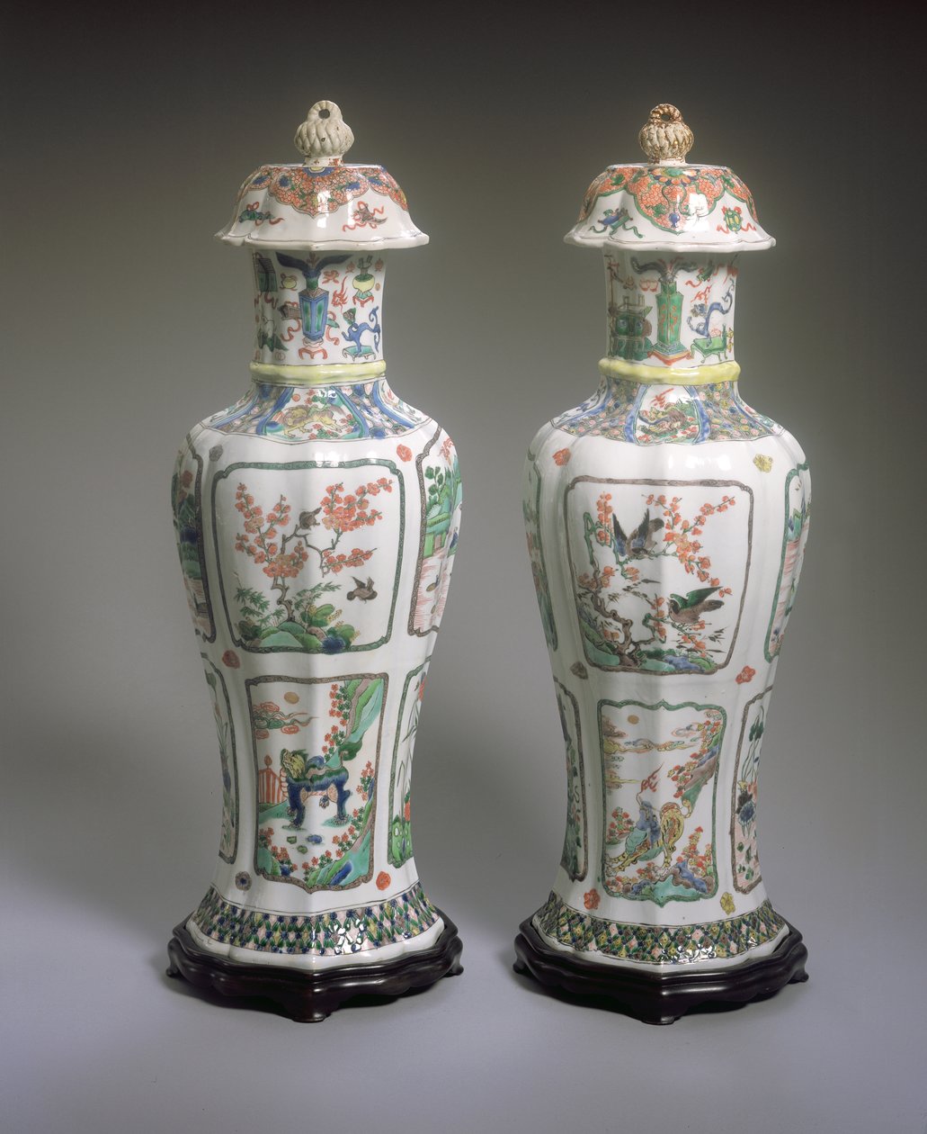 Paar Chinese Export Famille Verte Vazen en Deksel, Kangxi periode (1662-1722) door Qing Dynasty Chinese School
