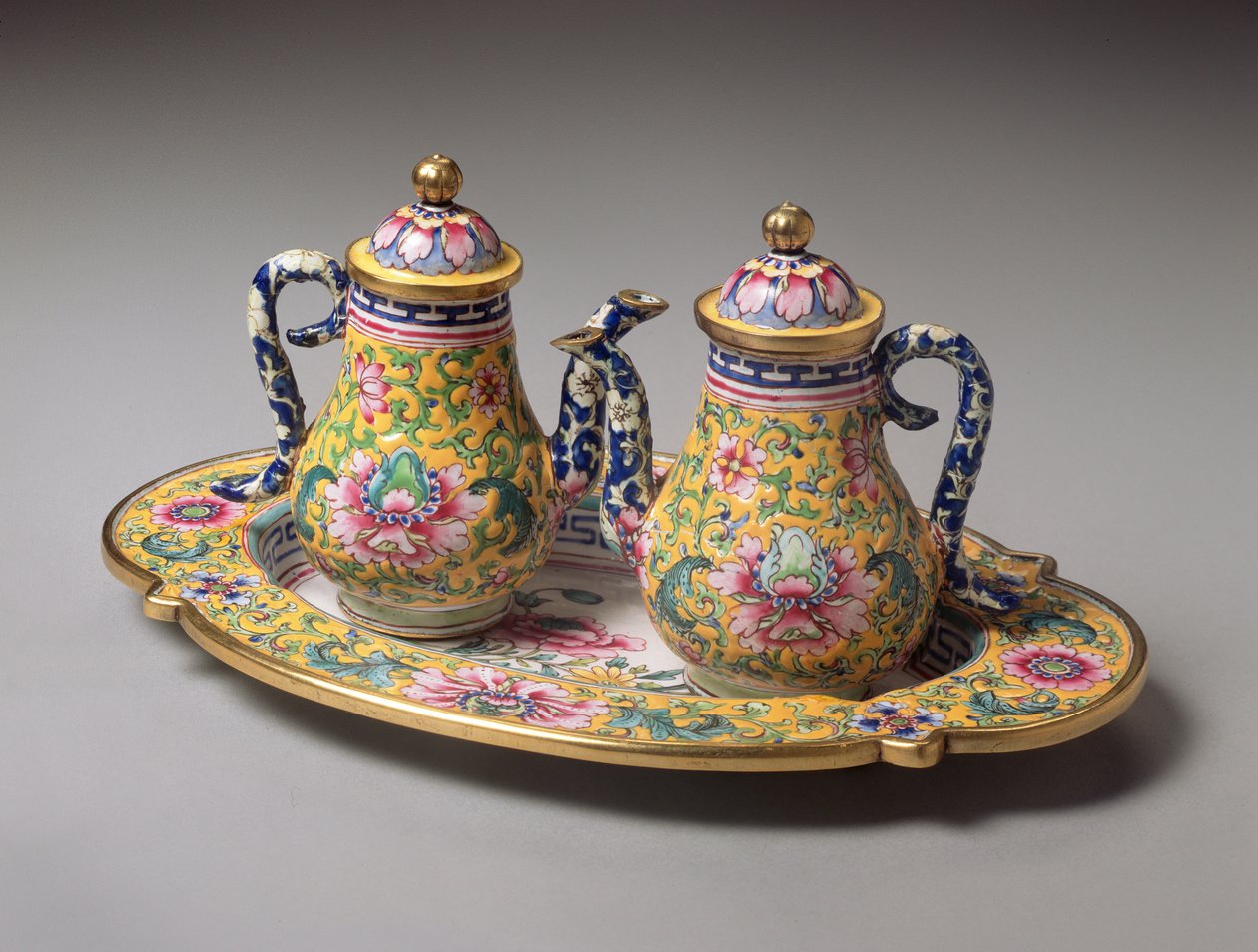Paar miniatuurkannen en dienblad, Qianlong-periode (1736-95) door Qing Dynasty Chinese School