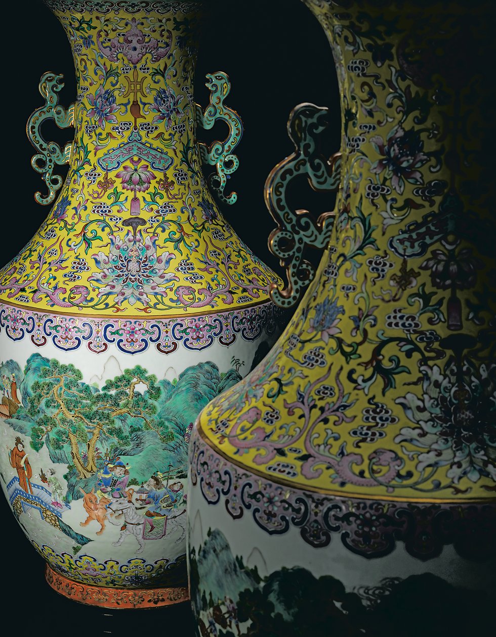 Een paar keizerlijke Famille Rose vazen door Qing Dynasty   Jiaqing Period Chinese School