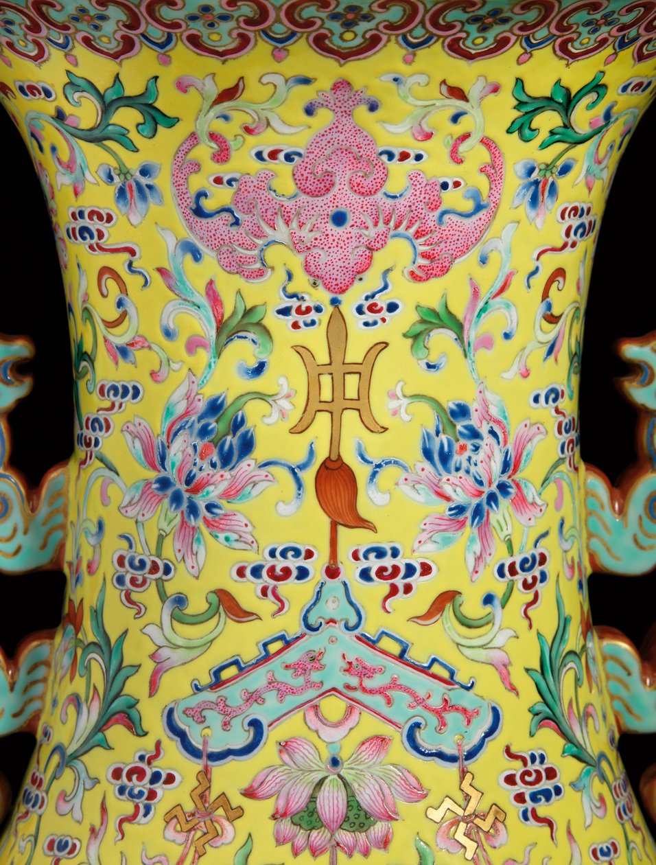 Detail van een paar Keizerlijke Famille Rose vazen door Qing Dynasty - Jiaqing Period Chinese School
