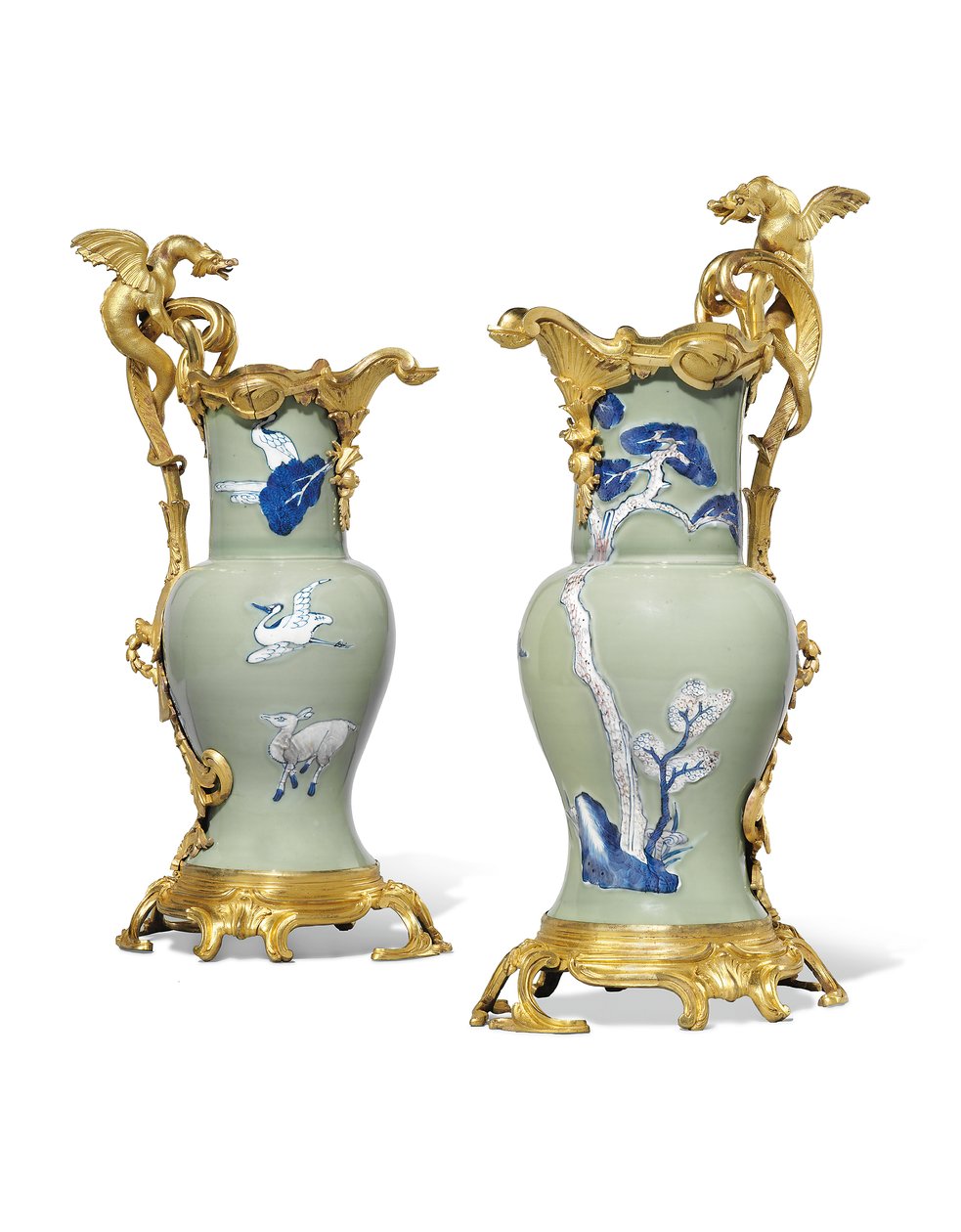Een paar Louis XV kannen, porselein 1662-1722, monturen ca. 1745-49 door Qing Dynasty - Kangxi Period Chinese