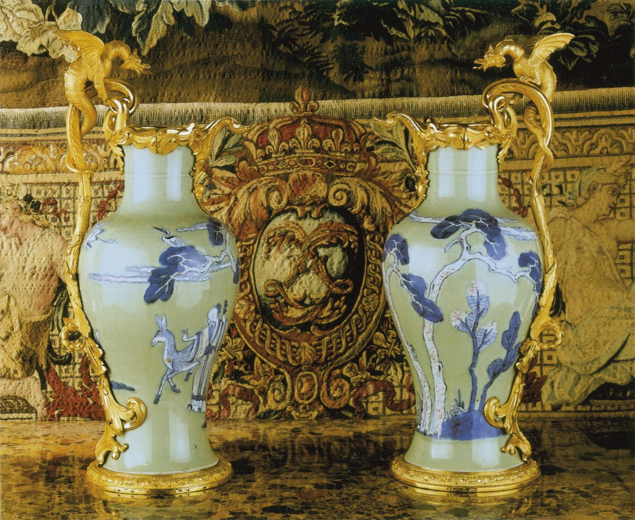 Een paar Louis XV kannen, porselein 1662-1722, monturen c.1745-49 (verguld porselein) door Qing Dynasty   Kangxi Period Chinese School