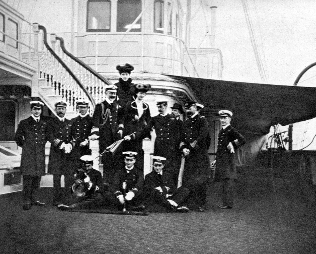 Groepsportret aan boord van het koninklijke jacht Victoria en Albert, Kopenhagen, 1908 door Queen Alexandra