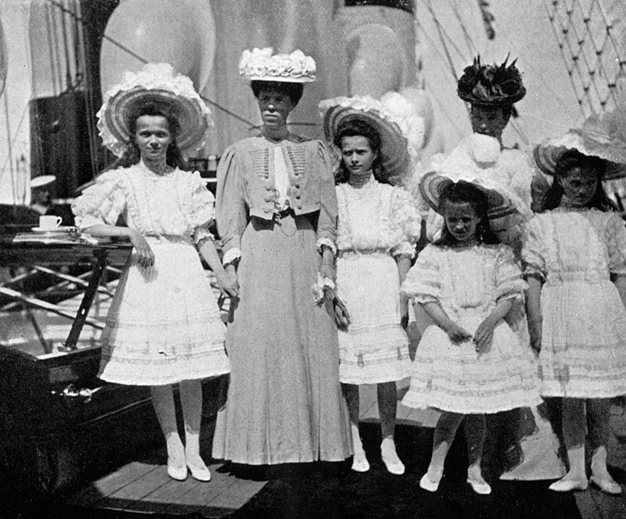 De moeder, zus en kinderen van Tsaar Nicolaas II van Rusland door Queen Alexandra