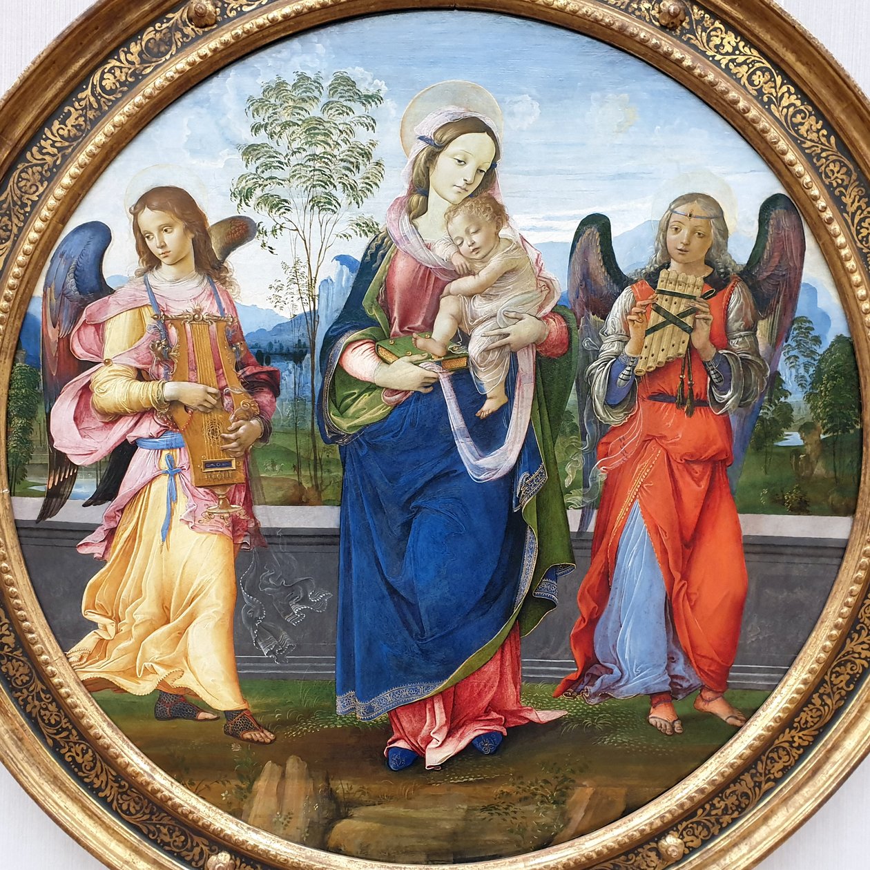 Duits: Maria mit dem Kind und musizierenden Engeln Madonna en kind met twee musicerende engelen door Raffaellino del Garbo