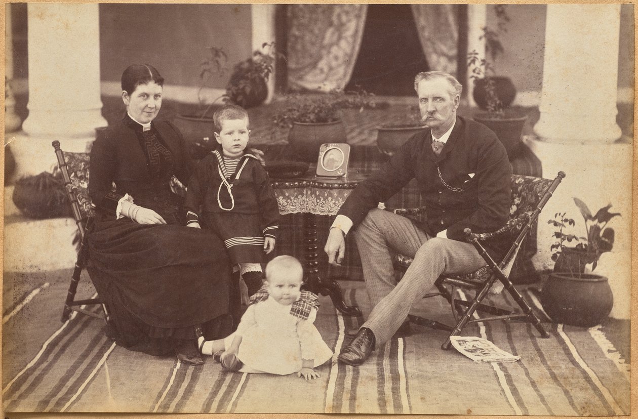 Kolonel Carpendale en familie, Neemuch (recto, onderaan) door Raja Deen Dayal