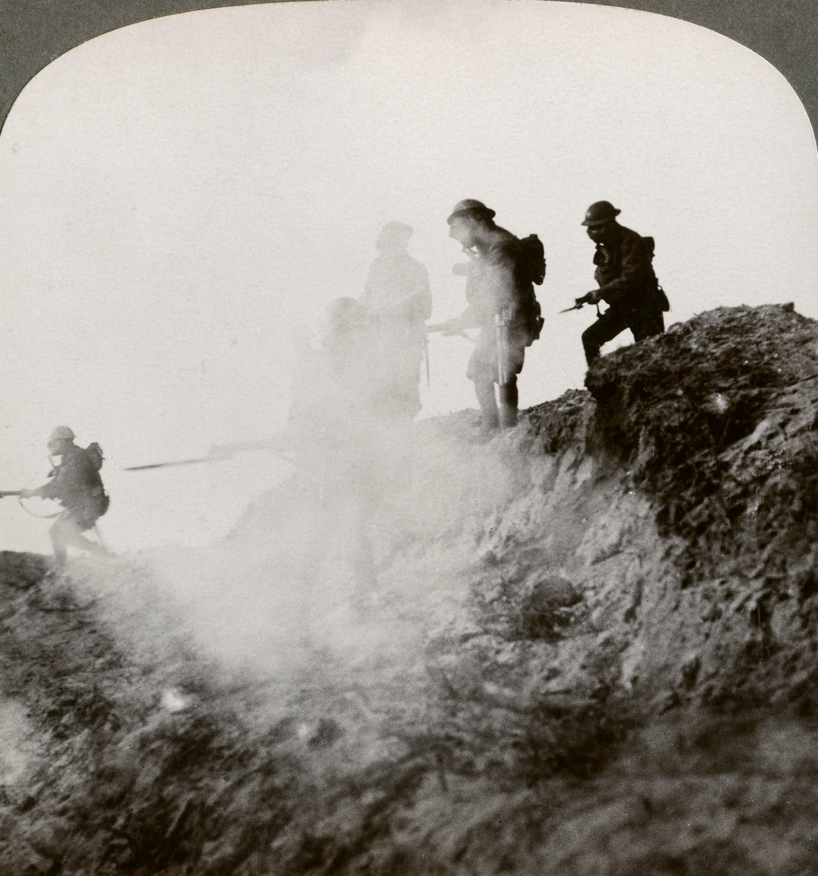Britse soldaten die oprukken onder dekking van gas en rook, Frankrijk, Eerste Wereldoorlog, 1916 door Realistic Travels Publishers