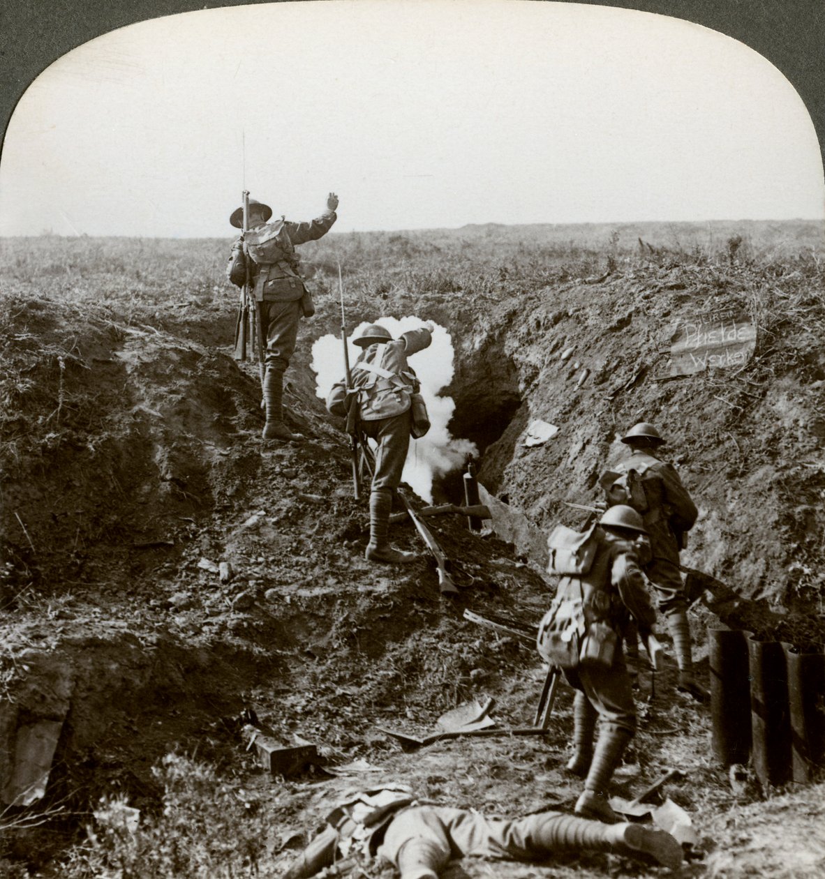 Britse soldaten vallen de Hindenburglinie aan, Eerste Wereldoorlog, 1917-1918 door Realistic Travels Publishers