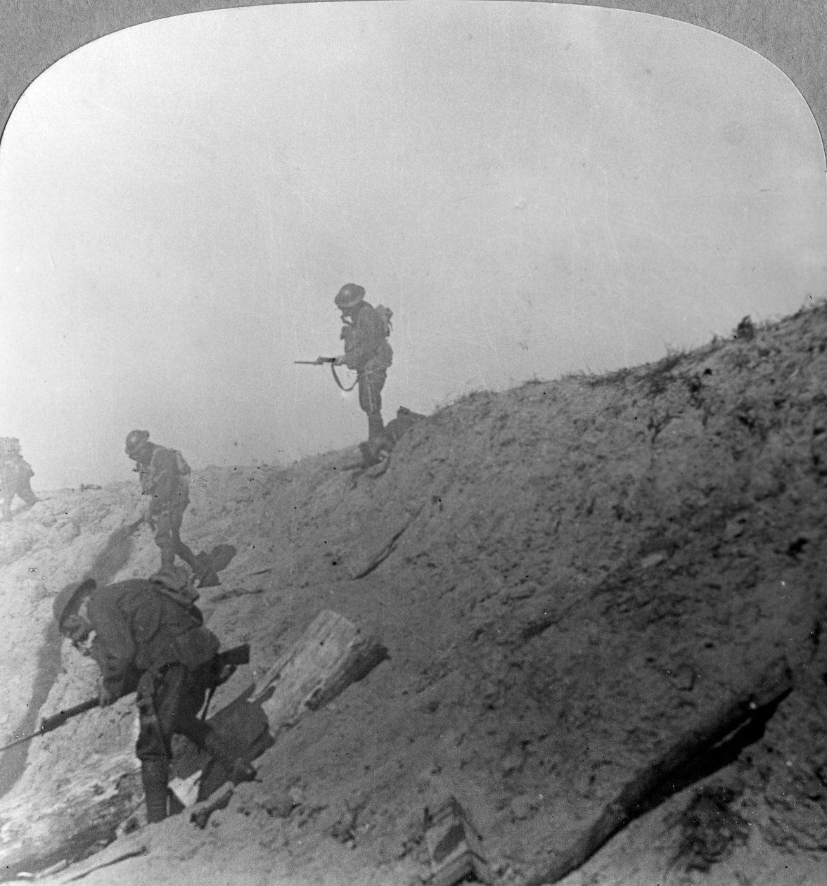 Britse troepen die door gas oprukken, Passchandaele, Ieper, België, Eerste Wereldoorlog, c1914-c1918 door Realistic Travels Publishers