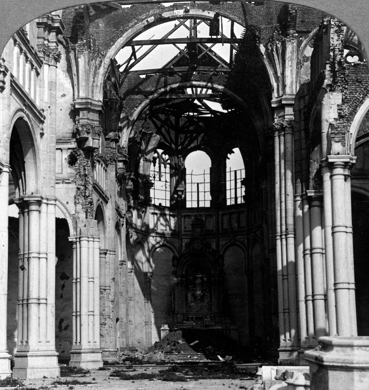 Schade aan de kerk van Notre Dame, Armentieres, Frankrijk, Eerste Wereldoorlog door Realistic Travels Publishers