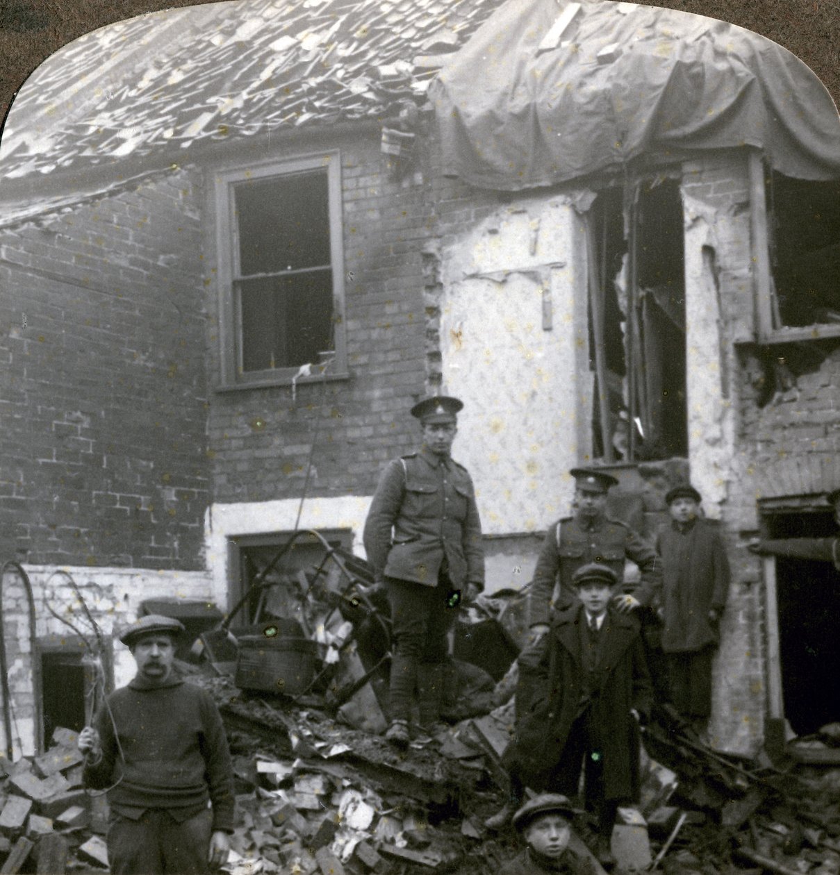 Vernieling veroorzaakt door Duitse Zeppelin-bommen, Eerste Wereldoorlog, 1914-1918 door Realistic Travels Publishers