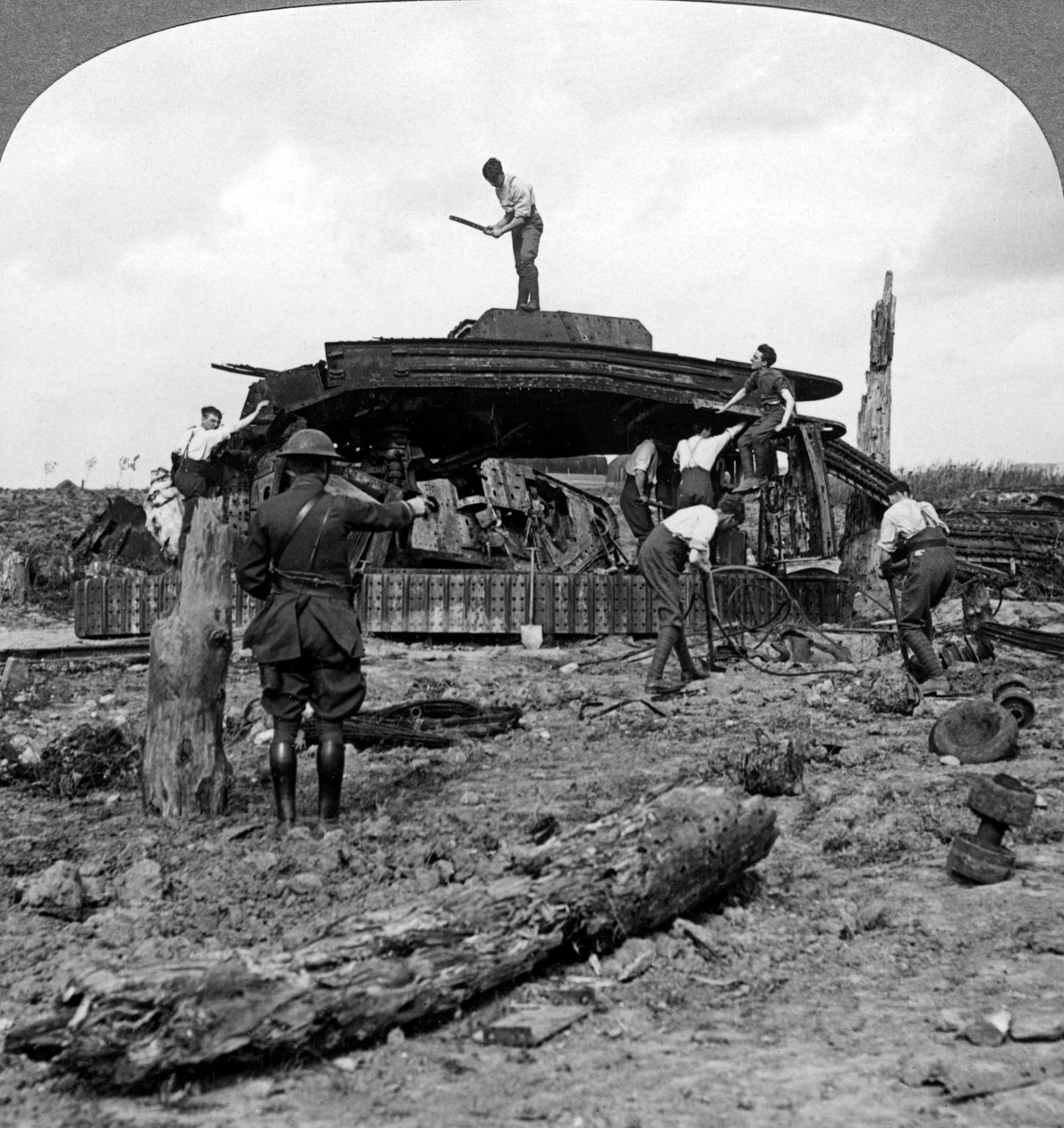 Ingenieurs ruimen een vernietigde tank van een weg, Eerste Wereldoorlog, 1917-1918 door Realistic Travels Publishers
