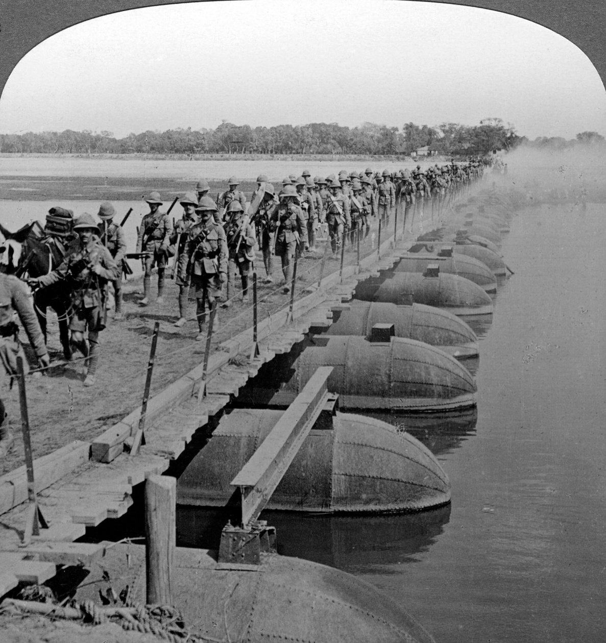 Machinegeweersectie en infanterie die een pontonbrug oversteken, Eerste Wereldoorlog, 1914-1918 door Realistic Travels Publishers