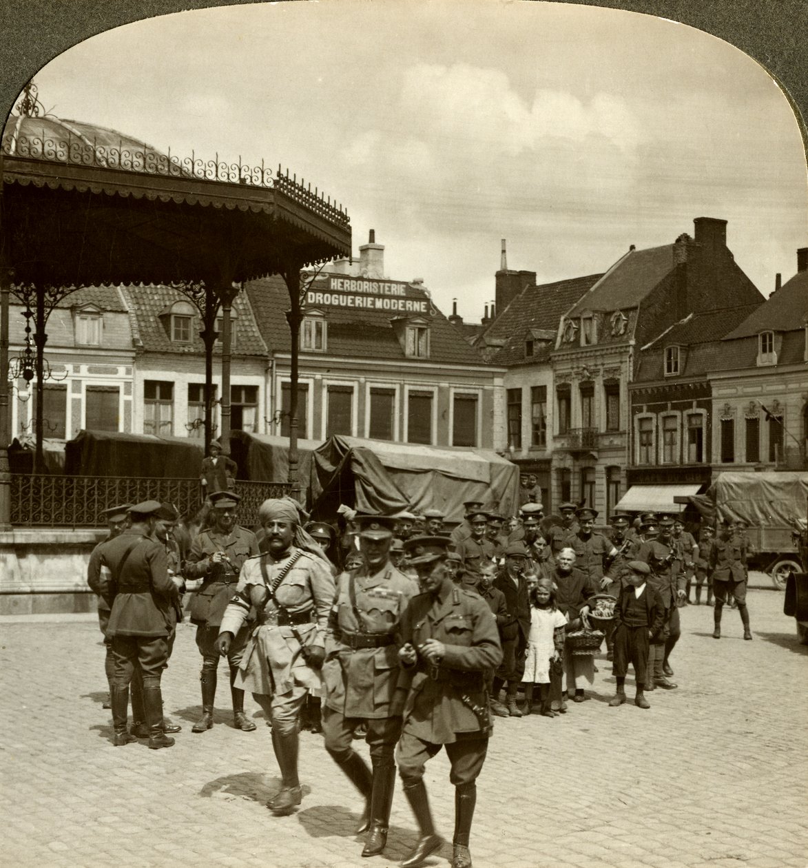 Sir James Willcocks met Generaal Nanten, Marktplein, Merville, Frankrijk, Eerste Wereldoorlog, 1914-1915 door Realistic Travels Publishers