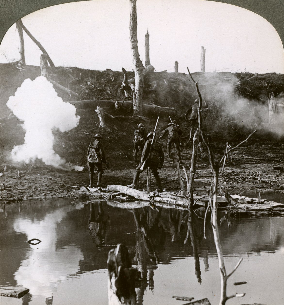 Soldaten steken de rivier Ancre over, Slag om de Somme, Frankrijk, Eerste Wereldoorlog, 1916 door Realistic Travels Publishers
