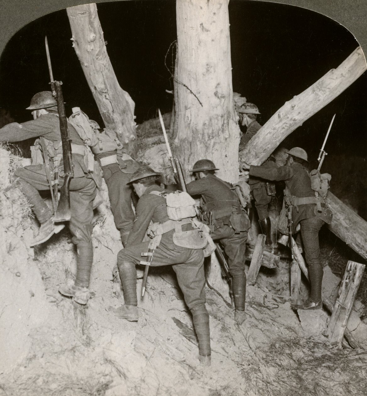 Soldaten verlaten een loopgraaf voor een nachtelijke aanval bij Messines, België, Eerste Wereldoorlog, 1914-1918 door Realistic Travels Publishers