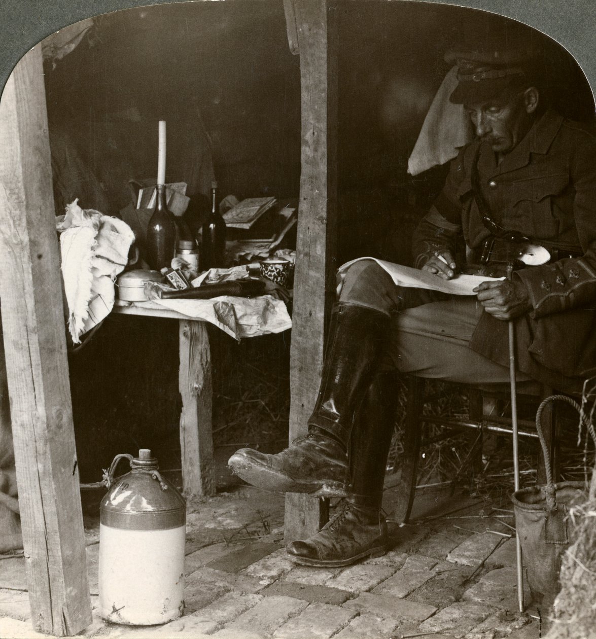 Staf officier in een schuilplaats bestudeert details voor een offensief, Eerste Wereldoorlog, 1914-1918 door Realistic Travels Publishers