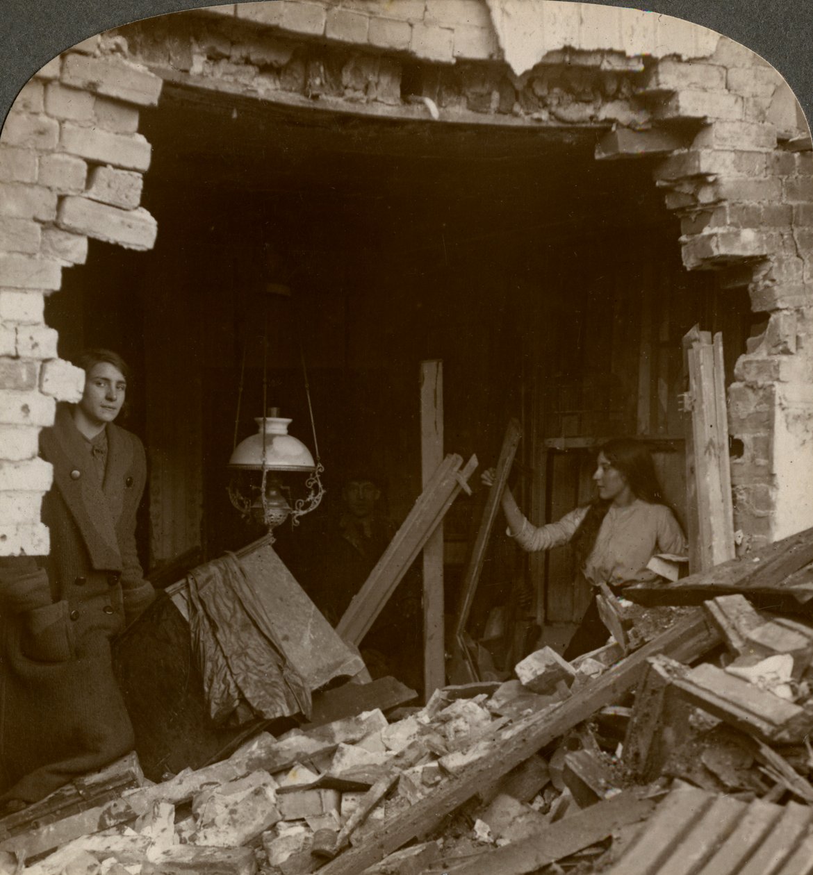 De schade veroorzaakt door een Duitse Zeppelin bom, Eerste Wereldoorlog, 1914-1918 door Realistic Travels Publishers