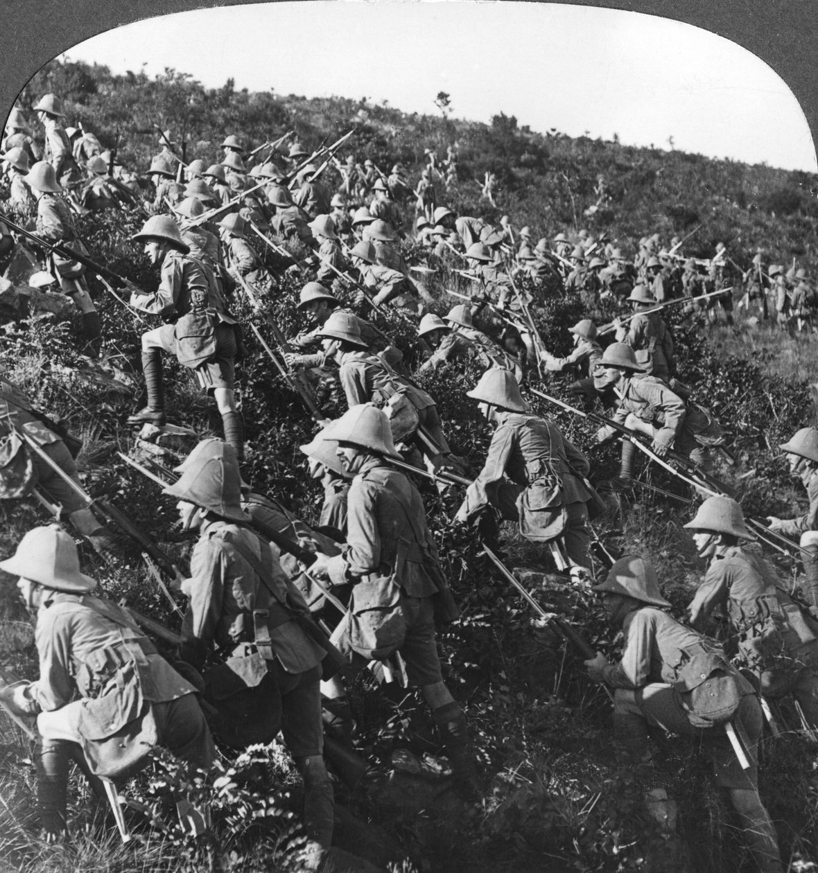 Ze dringen aan, de ware bulldogaanval van onze troepen bij Gallipoli, Turkije, Eerste Wereldoorlog, 1915 door Realistic Travels Publishers