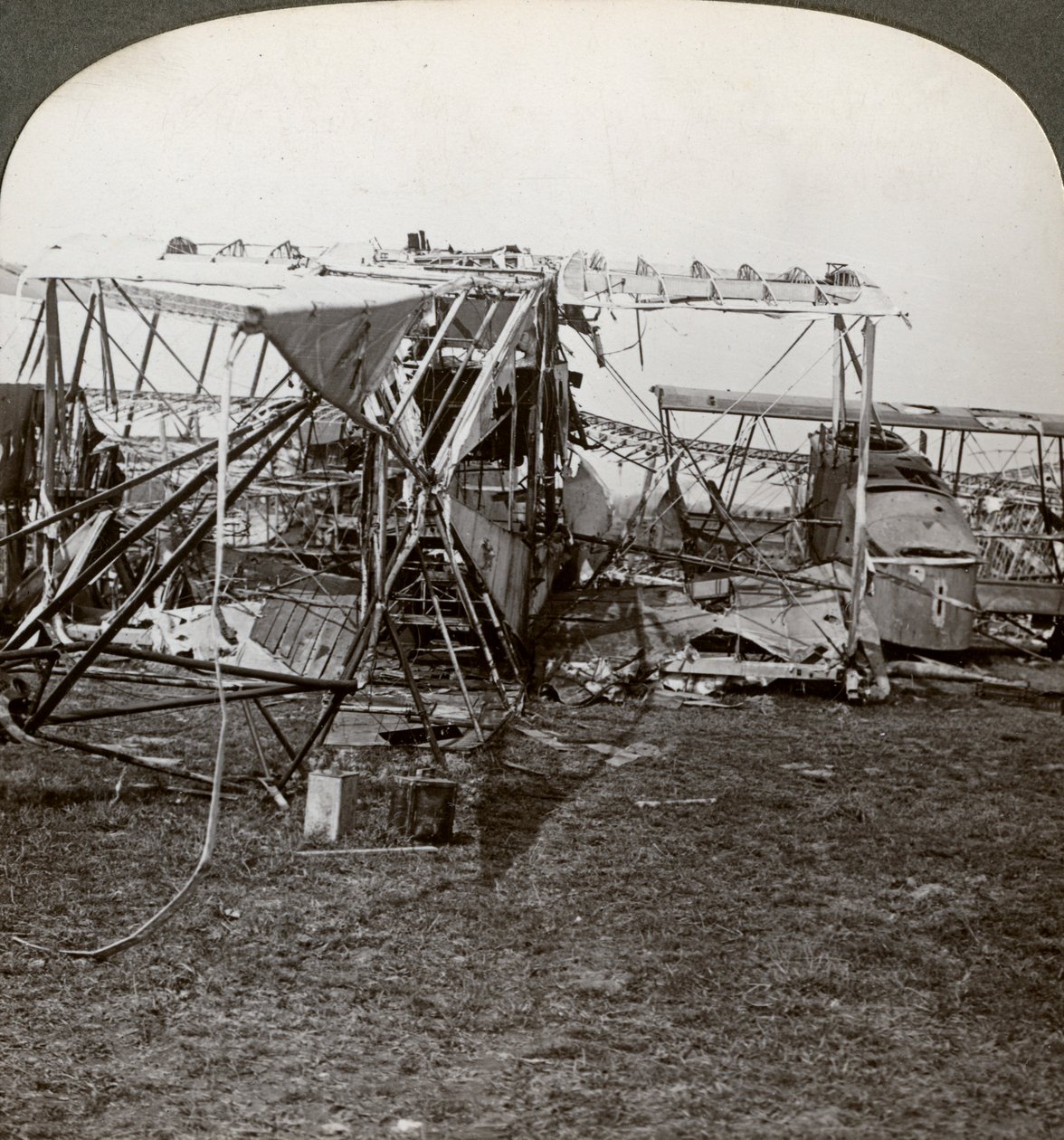 Wrak van een Duitse bommenwerper die probeerde door de luchtafweer te breken, Eerste Wereldoorlog, 1914-1918 door Realistic Travels Publishers