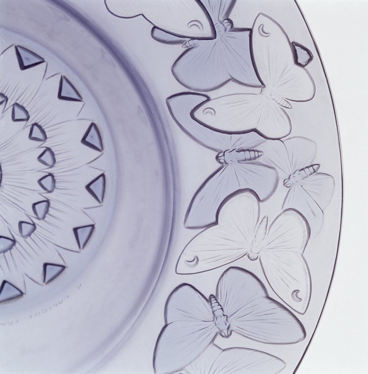 Detail van Phalenes schaal door Lalique, ca. 1902 door Rene Jules Lalique