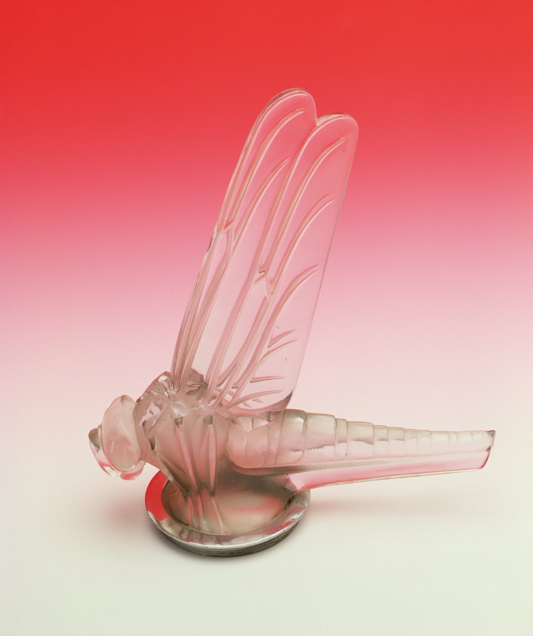 Lalique auto-mascotte van een libel met open vleugels door Rene Jules Lalique