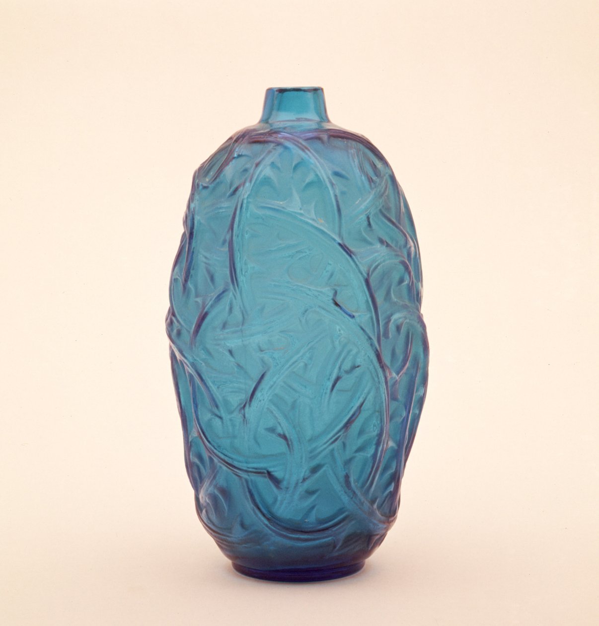Melkachtige ondoorzichtige vaas met sporen van handkleuring, ca. 1902 door Rene Jules Lalique