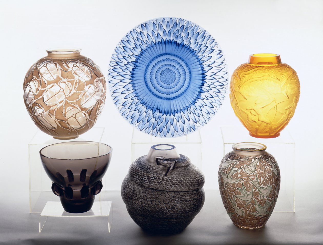 Selectie van vazen en een kom door Rene Jules Lalique