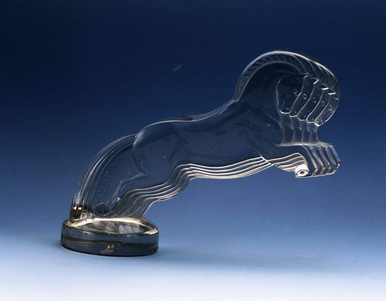 Vijf paarden; Cinq-chevaux (een auto mascotte) door Rene Jules Lalique